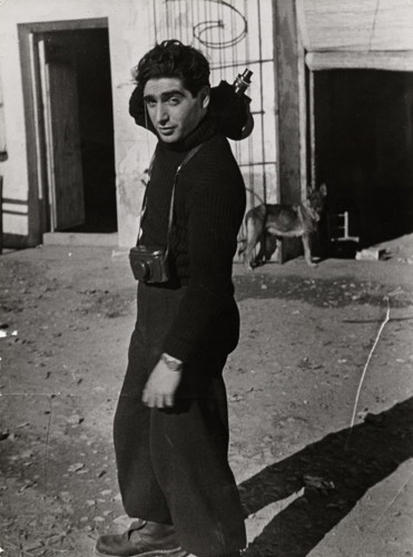 Endre Ernö Friedmann (1913-1954), dit Robert Capa, est issu d’une famille juive de Budapest. Photographe, il quitte la Hongrie en 1931 en raison de ses opinions. Ami de Hemingway, il est reporter en Espagne puis couvre la 2nde guerre mondiale. Il trouve la mort en Indochine.17/