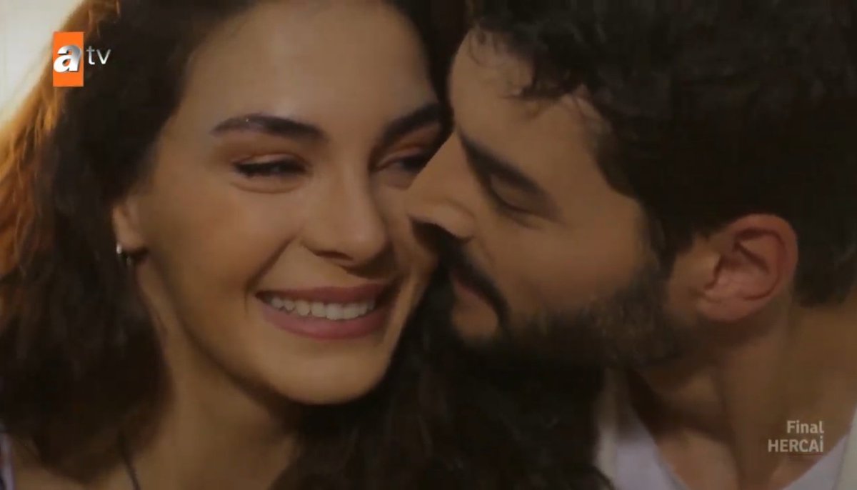 Alemp017's tweet photo. Os juro que me muero del amor, de la pena, de la alegría, por su felicidad. . . Las emociones me desbordan ahora mismo. Nunca los superaré 🥺❤😭

#HercaiyeVeda 
HoşçaKal ReyMir #ReyMir https://t.co/rUtsfhfcbD