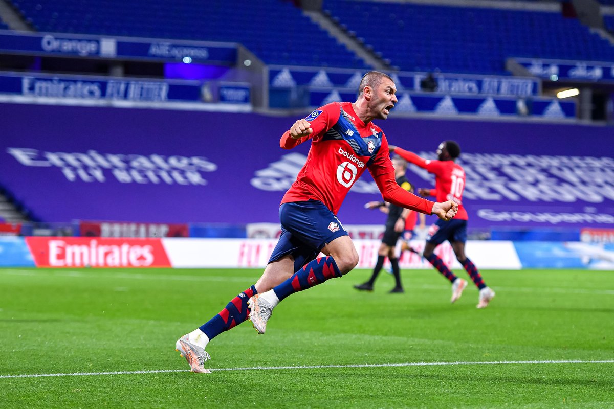 ActuFoot_'s tweet image. Mené 2-0, le LOSC mène 3-2 et reprend la tête de la Ligue 1 ! 👑🇫🇷

INCROYABLE !!!