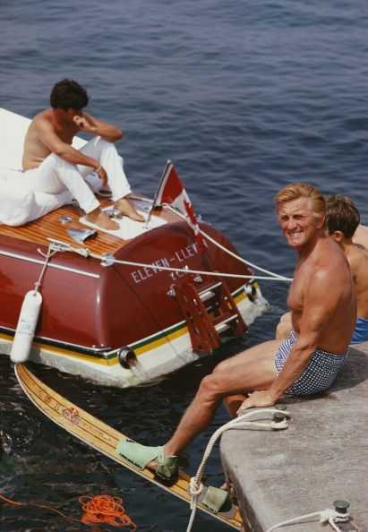 Kirk Douglas sits on a dock in the South of France in 1969 as he prepares to go water skiing 🇫🇷 🛥️