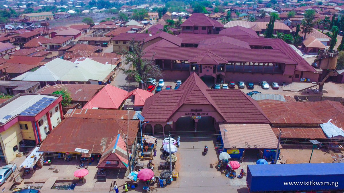 adunoyebasheer's tweet photo. Ọlọ́fàmọjọ̀, abìṣu joókọ
Ìjàkadì loró Ọ̀ffà
Ìjà kan, ìjà kán tí wọ́n ń jà l’ọ́ffà nílé Ọlálọmí
Ó sojú poro nínú oko
Ó sojú ebè láàlà
Kì bá sojú olóko kì bá làwọ́n
Ó di alákọ́kọ́, mo gbọ́ pé wọn ò jà l’Ọ̀ffà nílé Ọlálọmí
Mo kó apò, mo kò àdá
Mo mú ọta wẹ́wẹ́ https://t.co/Z3OXaTiDyF