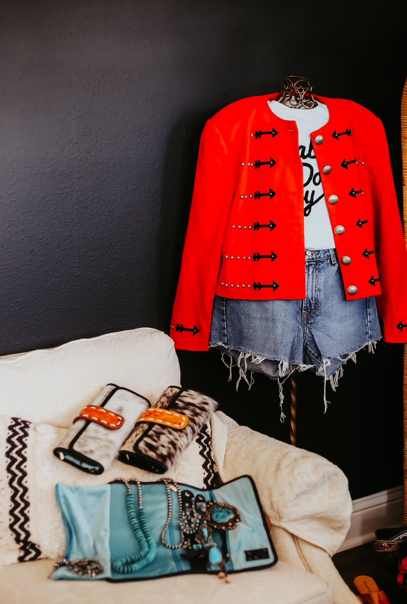 photobykortney's tweet photo. @RedBuffaloMerc x Vintage Cowgirl Cases ⚡️

a whole mood 🖤 https://t.co/nnXJq2TOgo