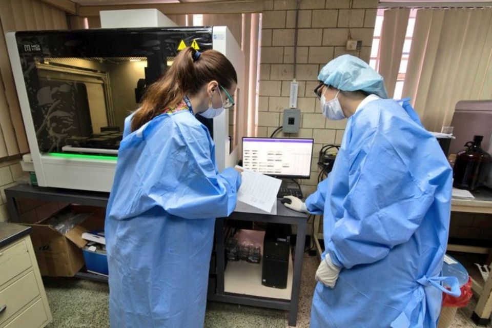 SarsCoV2_VE's tweet photo. #LaFoto | Investigadoras del Instituto Nacional de Higiene Rafael Rangel trabajando en torno a la detección de las variantes del SARS-CoV-2, P.1 y P.2, presentes en Venezuela desde inicios de marzo de 2021. https://t.co/r8NNeINgx1