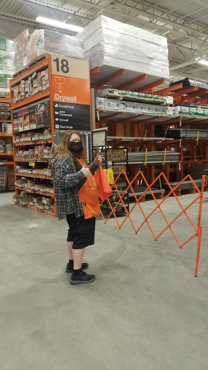 4177InFocusTeam's tweet photo. Check out Jack from the Service Desk! Doing his part to keep our customers and associates safe! Thanks for coming out from behind the desk to help out! You rock!! #safetyispersonal #safetymatters4177 https://t.co/iAvgarS5WI