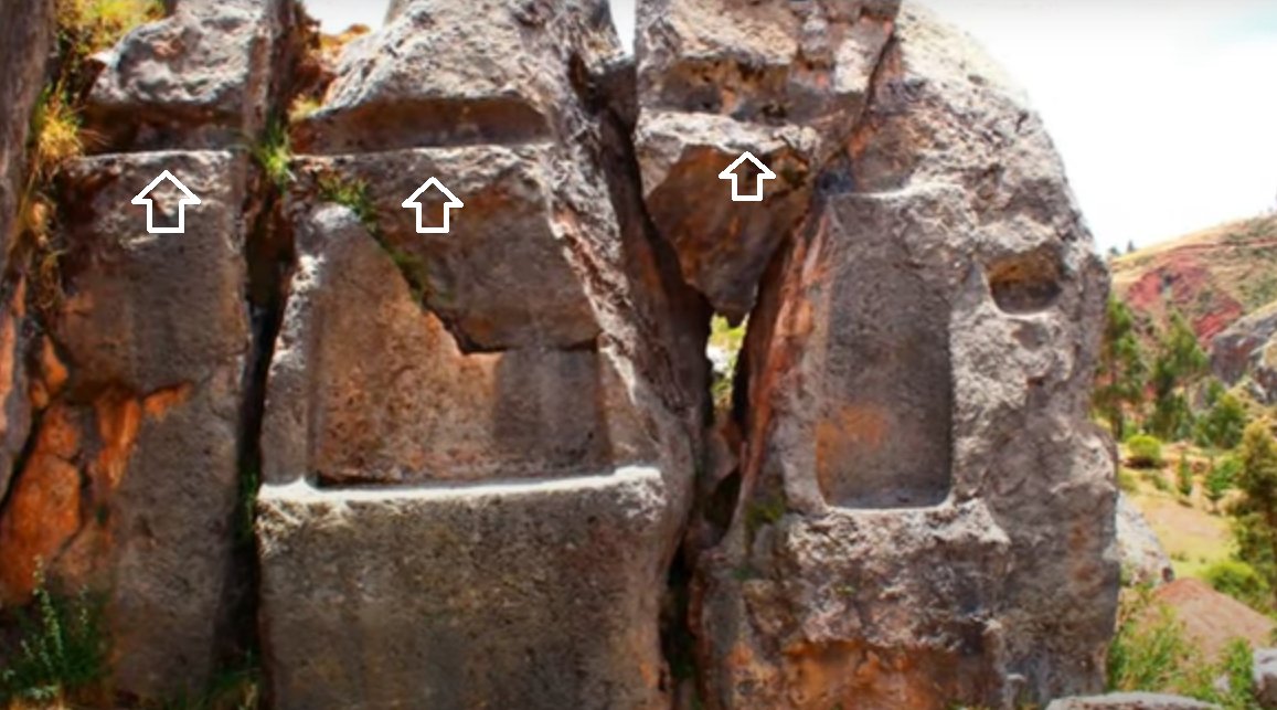 ⊙ ⊙⊙ ⊡.👁️👁️.⊡ ⊙⊙ ⊙ Những rãnh được cắt trên đá này là để đỡ dầm, tầng hai của công trình hiện đã bị mất... chúng thường được tìm thấy phía trên các hốc tường giống như các phần được cắt ra ở