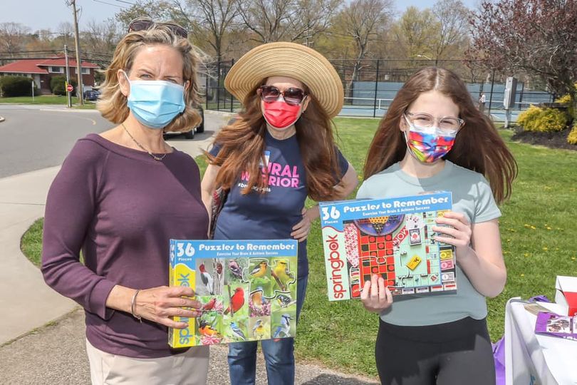 PuzzlesRemember's tweet image. We are honored NYS Nassau County Executive Laura Curran came to issue our Executive Director Hailey Richman a Citation of Honor. She was very impressed with Springbok PuzzlesToRemember Puzzles! #Youthserviceamerica #GYSD21 #heartwarmingproject #invischangemakers #SpringbokPuzzle