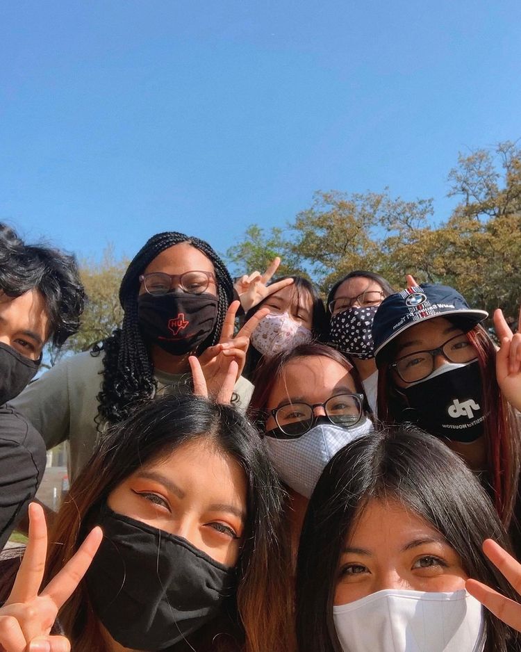 circlekintnl's tweet photo. To raise awareness for the humanitarian crisis occurring at the U.S. border, the University of Houston CKI (@uhcirclek) worked with a group to fill in toe tags for an art exhibit that will feature over 3,200 handwritten tags representing migrants who have lost their lives. https://t.co/3bDkUrcobk