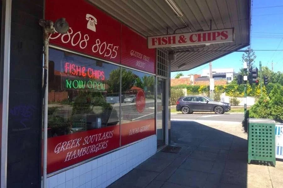 If the fish & chips shop doesn’t look like this I’m not interested. Take note of the Greek Souvlaki, plastic chairs, menu text, Schweppes drink fridge, peters ice cream sign, and paper takeaway boxes.  #Straya  https://twitter.com/emilysears/status/1386468427255013376