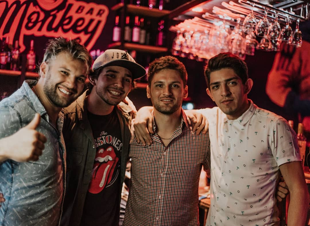 Epsilon_Mnes's tweet photo. Compartiendo con amigos #LosMonos https://t.co/JtphH4fNS7