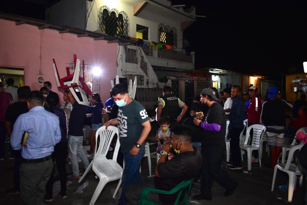 eltuitec's tweet photo. Operativos y sanciones por toque de queda: fiesta clandestina de 15 años en el suroeste, y velorio de más de 100 personas sin medidas de bioseguridad en el suburbio; en Guayaquil.
Intervención de varioa funcionarioa de la Gobernación #Guayas; Lissette Tasigchana, jefa Política https://t.co/jQOfWi4z0B