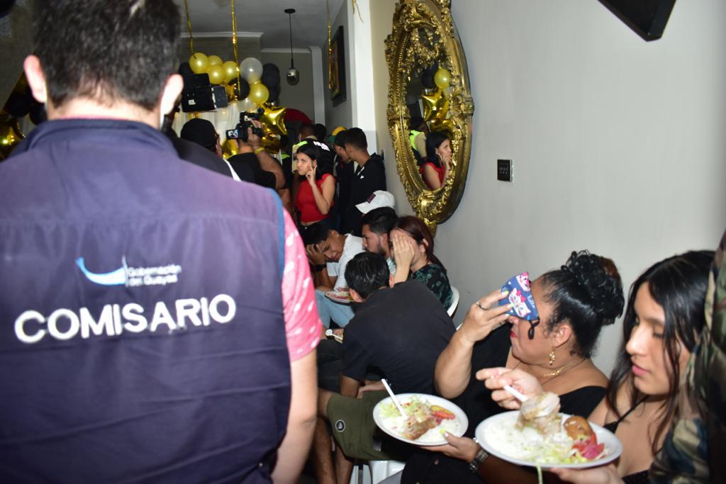 eltuitec's tweet photo. Operativos y sanciones por toque de queda: fiesta clandestina de 15 años en el suroeste, y velorio de más de 100 personas sin medidas de bioseguridad en el suburbio; en Guayaquil.
Intervención de varioa funcionarioa de la Gobernación #Guayas; Lissette Tasigchana, jefa Política https://t.co/jQOfWi4z0B