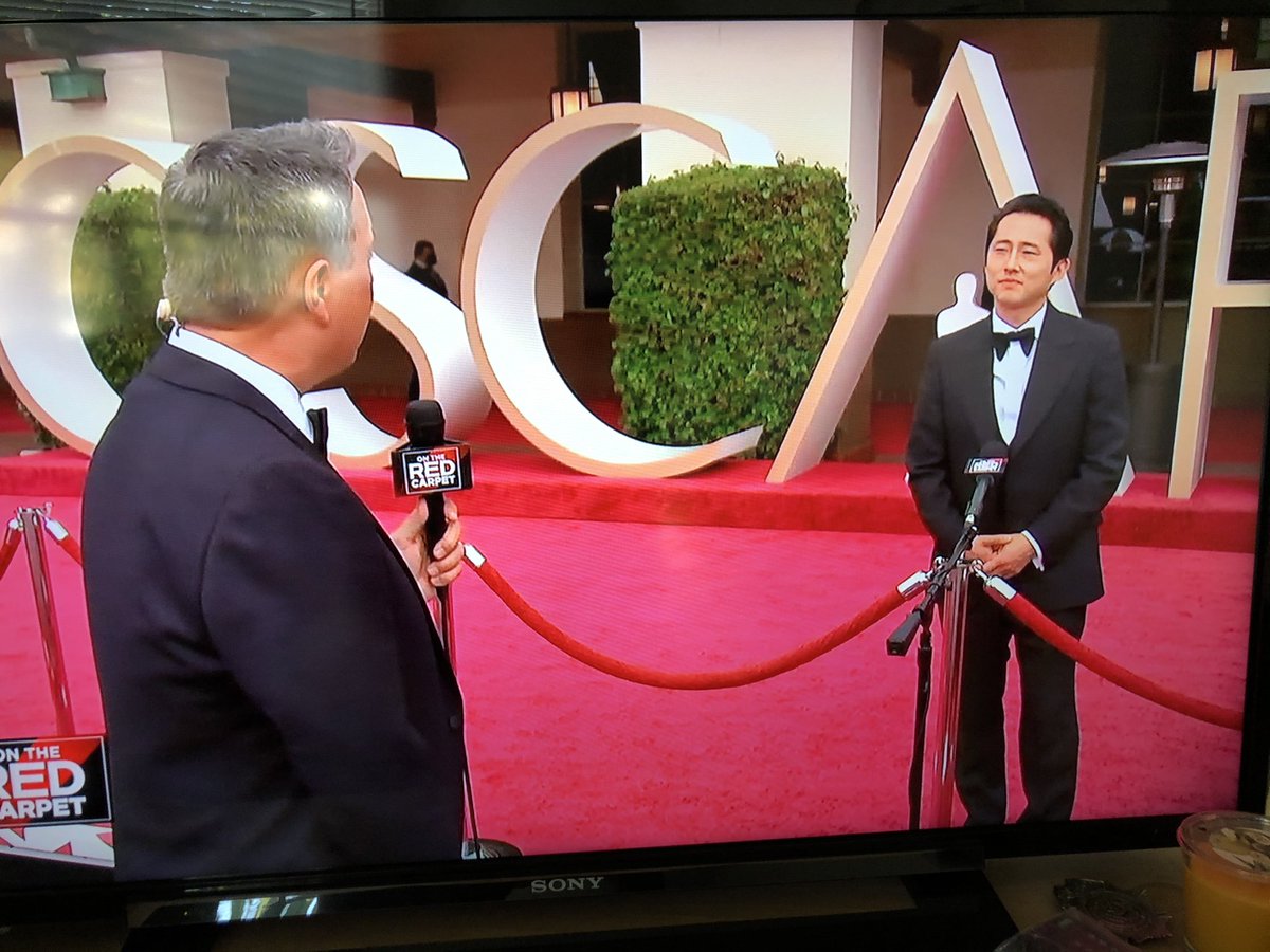 DAlessandriaP's tweet photo. Entonces hay alfombra roja en los #Oscars sin mucha gente como acostumbran y entrevistas a distancias, aquí #stevenyeun, pero es un avance. https://t.co/wKgghXrnHp
