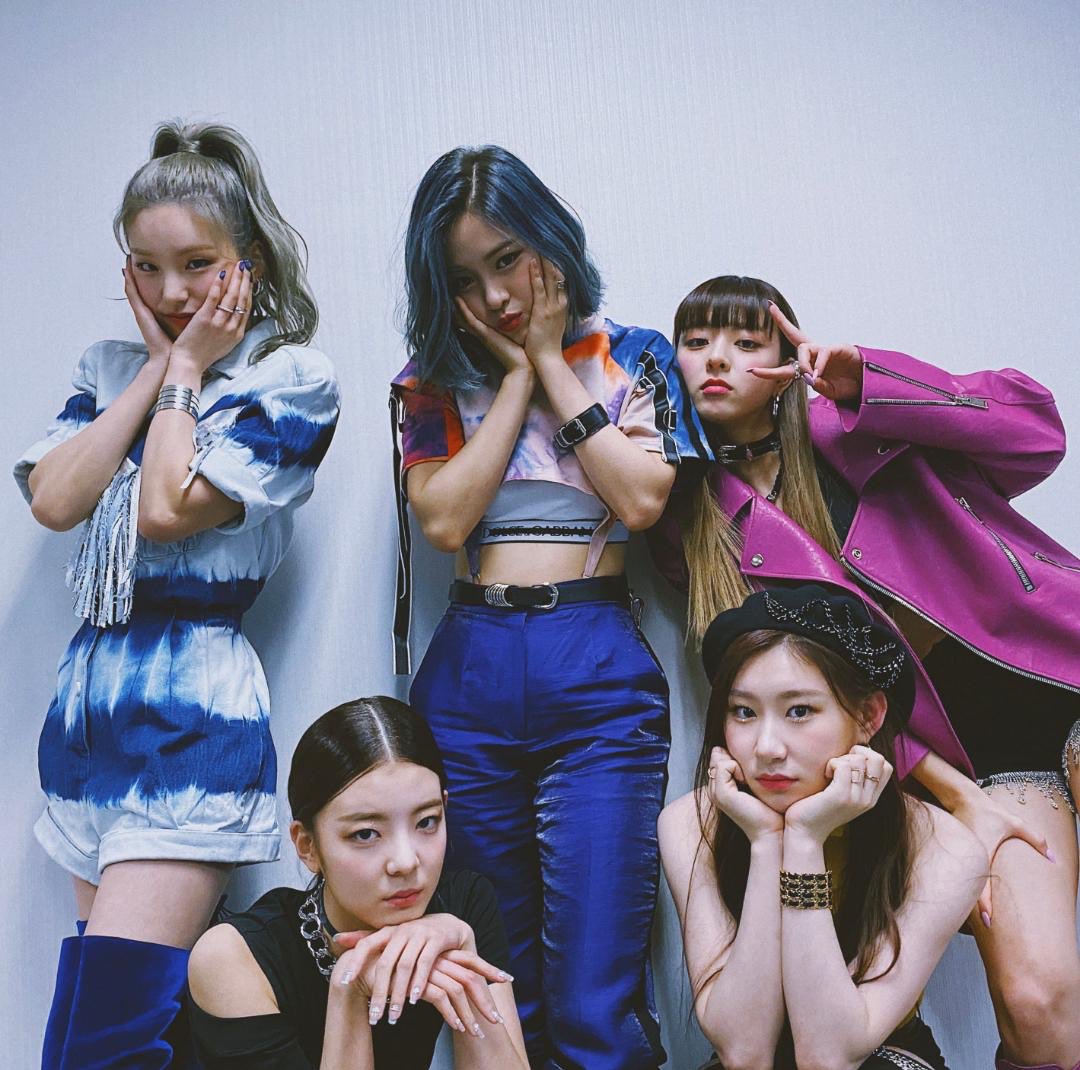 urlocalitzy's tweet photo. Today is #VRDEBUT y sus niñas favoritas ya llegaron para apoyar #VELOURSROUGEDBT con todas sus energías.✨ Les aseguramos que habrá muchas sorpresas esta noche así que quédense atentos and wait for us! 🦋 https://t.co/id16X97hBB