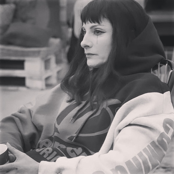 JulieGol's tweet photo. Miss you so much!!! @Najwa_Nimri @maggiecivantos #VisaVisElOasis #VisAVisenFOX #VisaVis #NajwaNimri #MareaAmarilla @foxtves @netflix @NetflixES @globomedia @themdpstudio @Jesus_Colmenar @mangelvivas @Sandberi @ItziarCastro #ZulemaYMacarenaMerecenAlgoEpico https://t.co/kBNY5VbpyK
