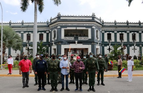 PsuvGirardotPo1's tweet photo. Con patriotismo nuestro Alcalde @RafaelGirardot recibe la Antorcha de parte del gobernador @R_MarcoTorres en unión civico-Militar-policial para luego mañana desde la plaza bolivar de maracay realizar los actos culturales rumbo a Carabobo 
#FuegoPatrioEnAragua 
@NicolasMaduro https://t.co/7DYz0uVSF4