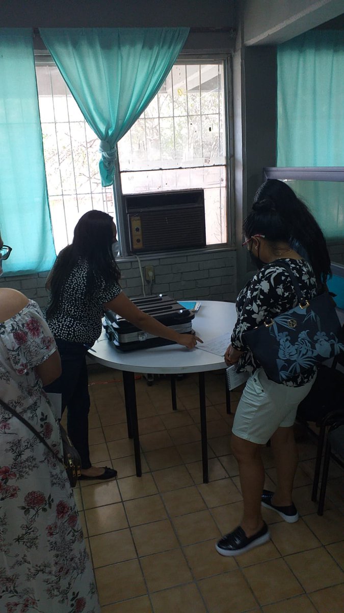 04CDINECoahuila's tweet image. El día de hoy se realizaron simulacros del uso de urna electrónica en la casilla 868, de está manera nos seguimos preparando para las #Elecciones2021MX las más grandes de la historia.