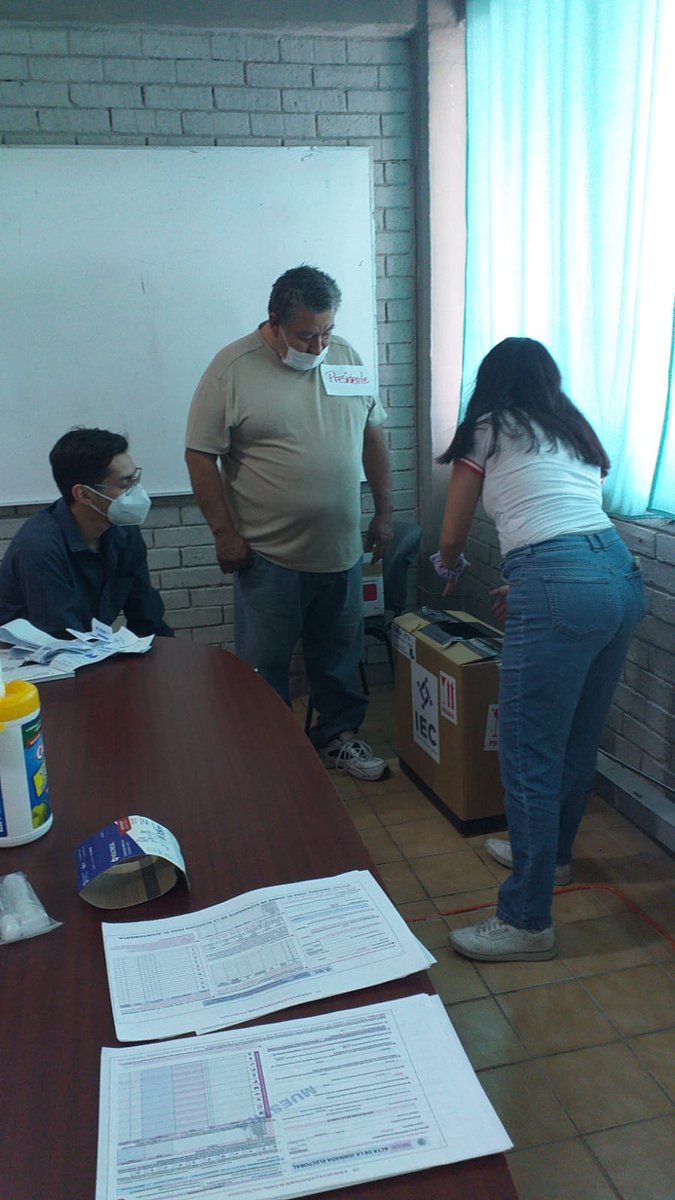 04CDINECoahuila's tweet image. El día de hoy se realizaron simulacros del uso de urna electrónica en la casilla 868, de está manera nos seguimos preparando para las #Elecciones2021MX las más grandes de la historia.