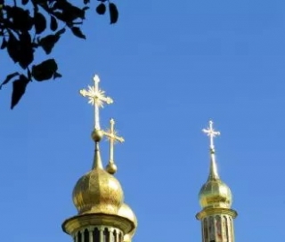 храм с крестом и полумесяцем на куполе. песня звонят звонят колокола стоят кресты над куполами. православный крест на куполе храма. церковные кресты на куполах. византийский шлемовидный купол.