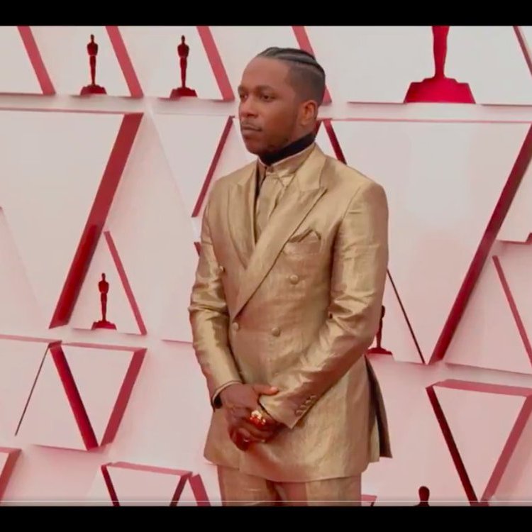 Who's up for more  #Oscars   outfits as images from the ancient world? First up is double nominee Leslie Odom Jr.His gold Brioni ensemble reminds me of this gilded statue of King Tutankhamun hunting on a papyrus skiff, from his famous tomb.