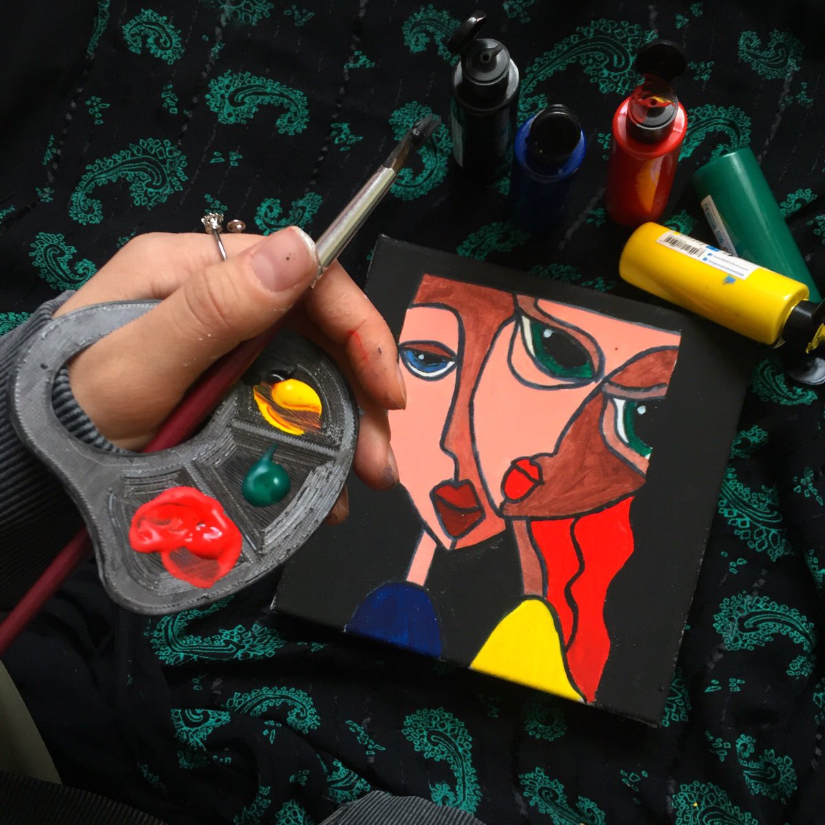 Yaz çiz boz hepsi bir eğlence.. kumda kumsalda değil herkes evinde.                   (çılgın sahurlar)