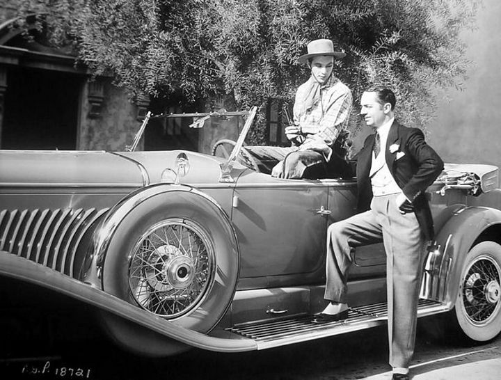 Yes, I realize I have female readers too, so it's time to bring out Hollywood's Duesenberg Boys - starting with the original, Gary Cooper, showing off his circa 1932 Duesenberg Derham touring car to William Powell.
