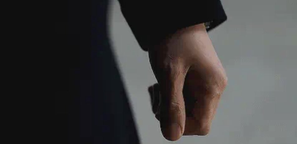 In  #Vincenzo, the way the writer and director have been portraying Vincenzo’s repressed feelings and emotional struggle is through close ups of his hands. His palm facing and holdings hers is therefore a HUGE moment. It is deeply symbolic and better than any ILY   #VincenzoEp18