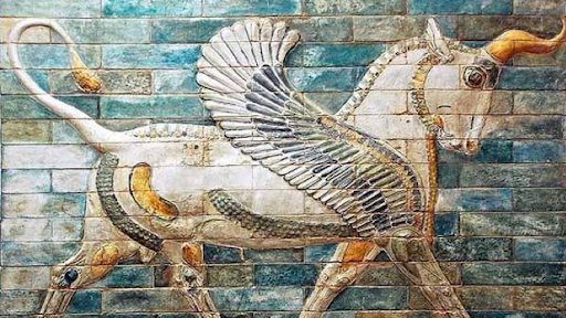 LOVING superstar Regina King's ensemble for  #Oscars  . The exaggerated shoulders and silver accents remind me of the (recreated) walls of this fantastic frieze. It depicts a mythical winged aurochs.The glazed frieze hails from Persian King Darius I's palace at Susa.