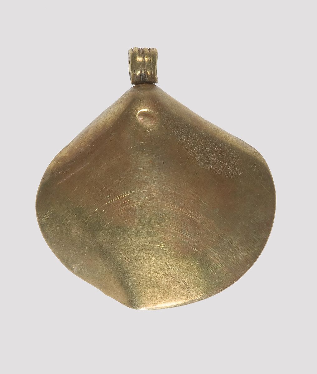 The sweep of  #Oscars   nominee Carey Mulligan's gold skirt might have been modeled on this ancient Egyptian golden mollusk shell pendant.The 2nd-millennium BCE pendant sits in the  @metmuseum; it hails from the important funereal site of Lisht.