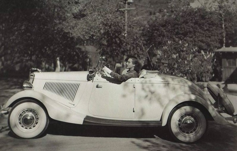 Not all big Hollywood stars blew 10 years of a middle class income on a flashy custom luxury car. Here's the thrifty Joan Crawford cruising in her modestly priced but lovely 1933 Ford roadster. Although I see she hopped it up with a set of General Jumbo rims & tires.