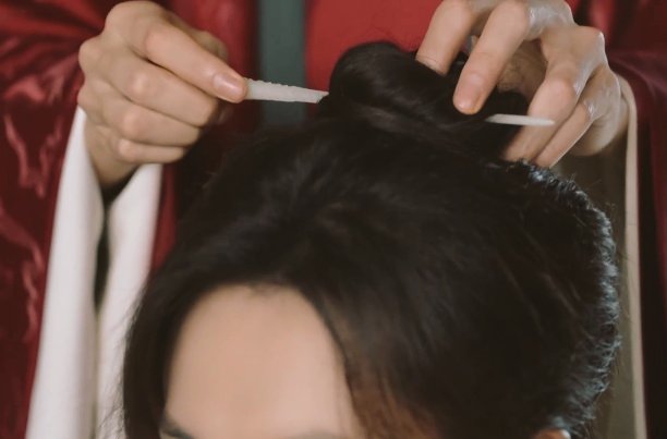 + Even without cultural knowledge, we know from the FIRST EP that a gift of hairpin is an item exchanged between romantic partners (hey, QJ shi-di). And WKX just casually removed it from his hair and carefully placed it in ZZS' hair! And then the mirror scene, which is + (5/7)
