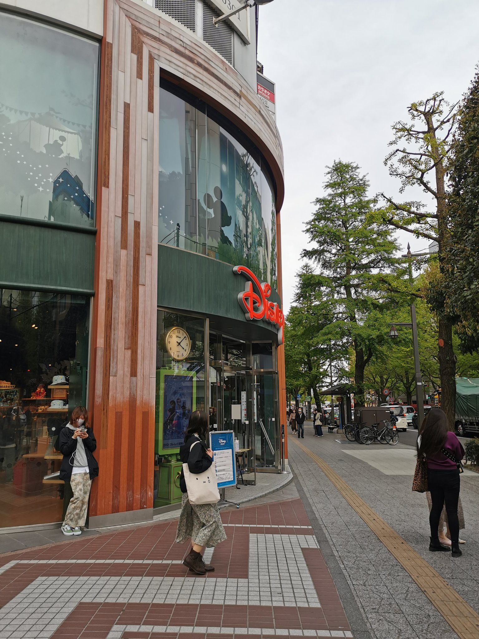 のっちゃんパパ 今日の仙台 のおまけは 先週土曜日に 撮影した 仙台フォーラス の北向かえ側 広瀬通り と 一番町四丁目商店街 の角 青葉区一番町 4丁目 仙台東映プラザ の1階2階にある ディズニーストア仙台東映プラザ店 をお届け致します
