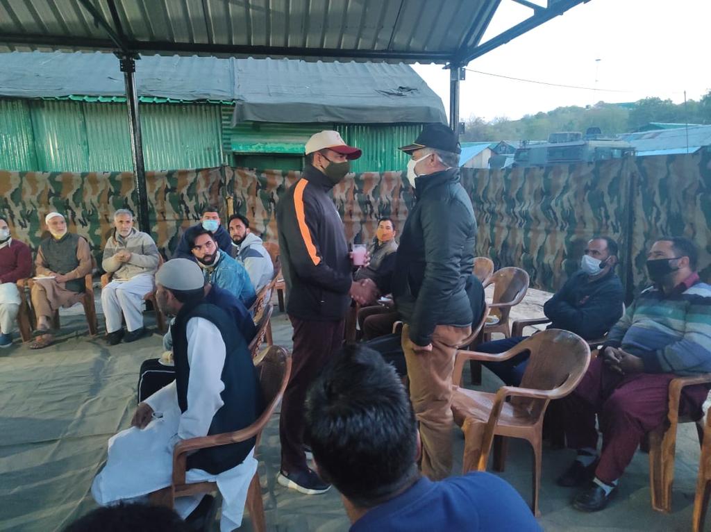 JannateKashmir8's tweet photo. #ACTIVITY : IFTAR PARTY ORGANIZED FOR EX SERVICEMEN AT LARIKPORA.
#LOC : larikpura.
#Channelisation of youth energy in positive direction. 
#kashmir. https://t.co/9BZJINN2qv