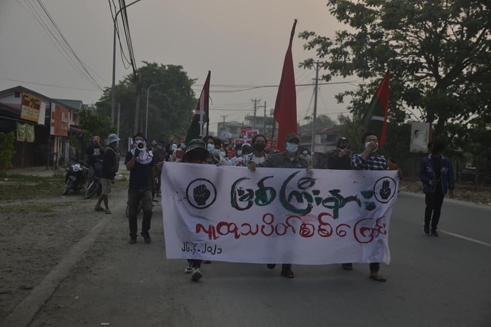 Thranduiile's tweet photo. Myitkyina, Apr-26

Myitkyina residents marched in Sitapur ward on the morning of Apr 26 ...
-to protest against the military coup, 
-to support for @NUGMyanmar and KIA and 
-to implement NO FLY ZONE in ethnic area.

#WhatsHappeningInMyanmar #Apr26Coup https://t.co/WS2KKyLXDI