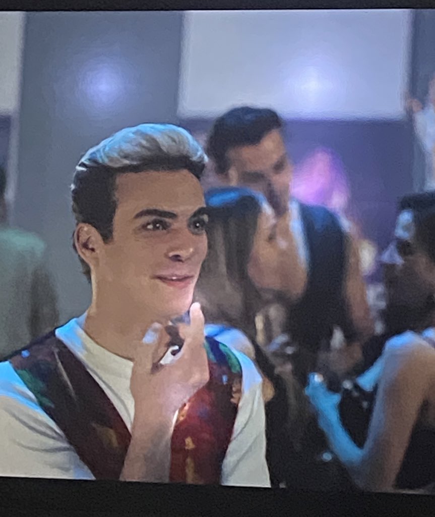 marjoriemza's tweet photo. Estoy en el suelo con el Cris Valdés (Cristian Castro) 🤣 #LuisMiguelLaSerie2 https://t.co/ar7OR9uzZP
