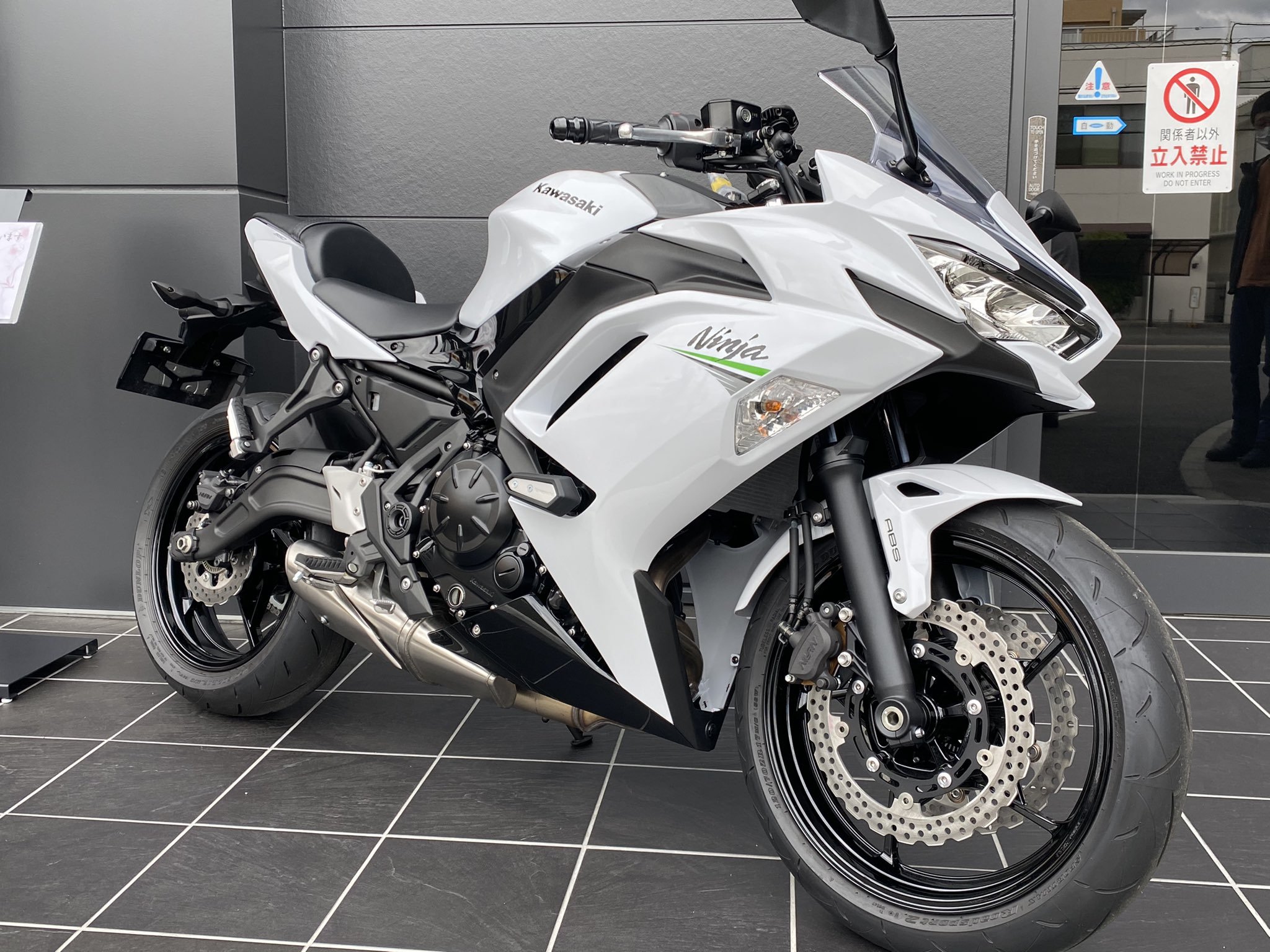 カワサキプラザ東大阪 Kawasaki Plaza Higashi Osaka Ninja 650をご納車させていただきました 年ホワイトをご希望でしたので 車両探しからスタートして 少しお時間を頂きました こだわりのカラーリングに お気に入りのカスタム バイクの醍醐味
