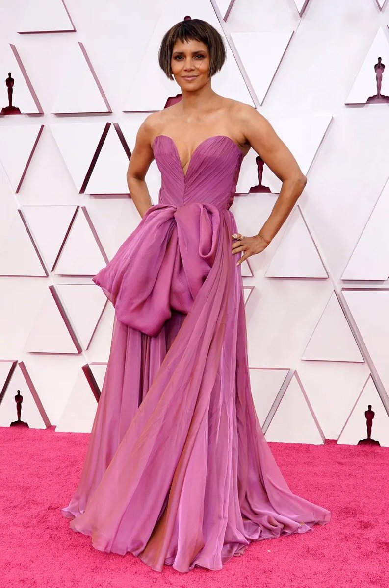 Leave it to  @HalleBerry to look as ethereal as ever:  https://trib.al/J2wBsHP 