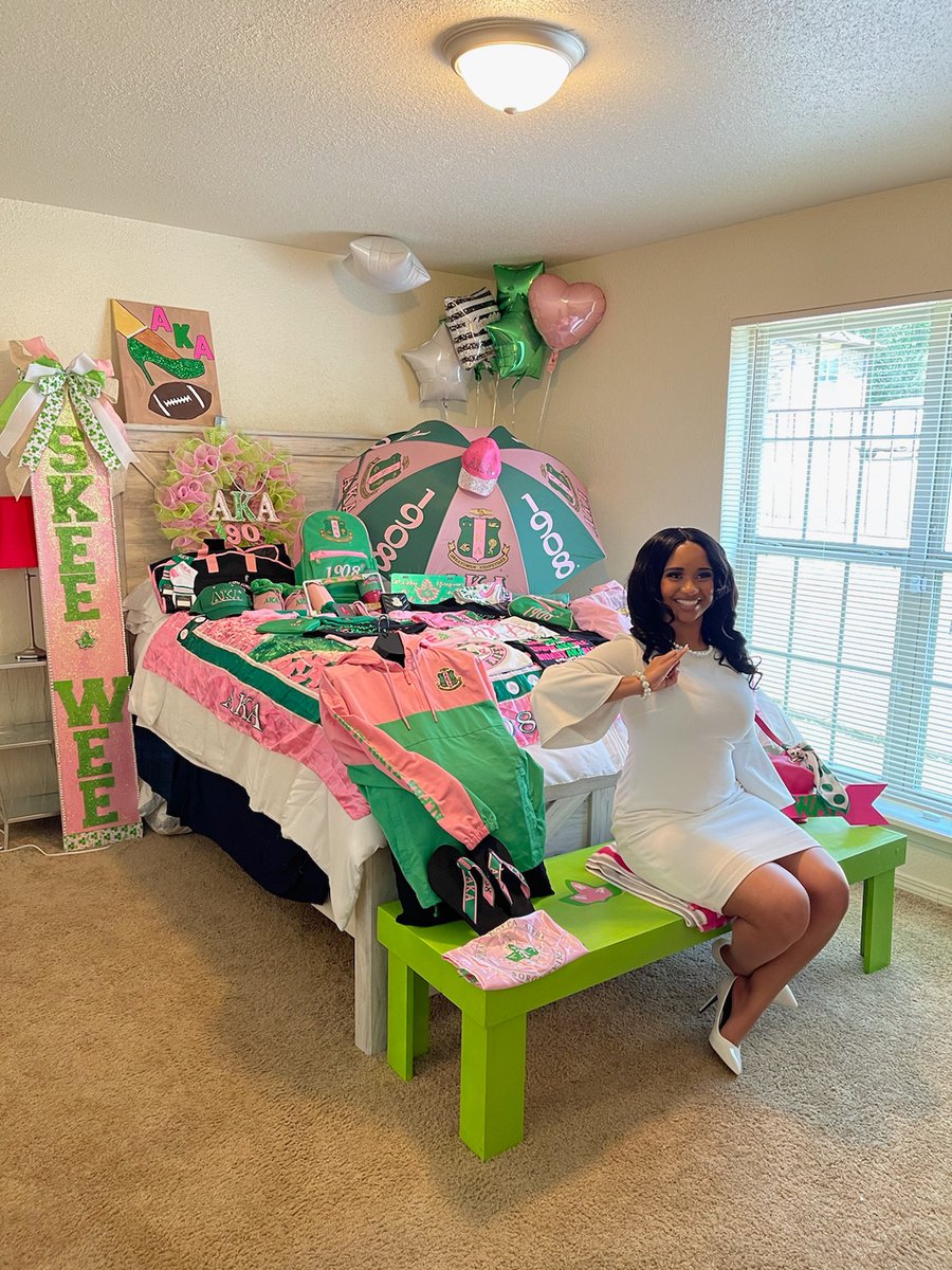 SydneyRose__'s tweet photo. God you heard every prayer of mine, I believed and you made one of my biggest dreams come true, and for that I will praise you for the rest of my days. Because of You God my pinky is always up. ๐๐๐ธ #1908 #AKA1908
#ThetaLambda #Spring2021 #LAtech https://t.co/3FZuWeYbUm