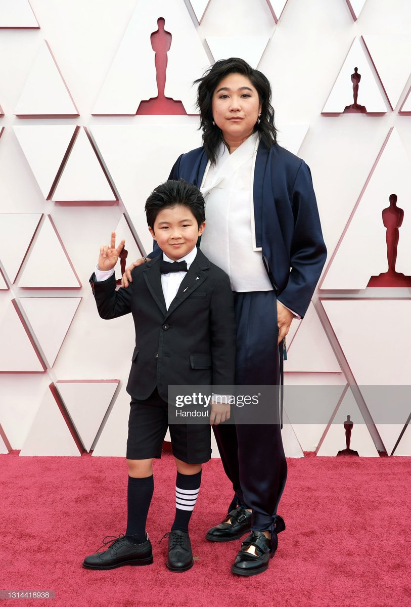 lemon_tea_1224's tweet image. 영화 미나리의 제작자인 크리스티나 오의 한복의상 멋있다 👏👏👏👏