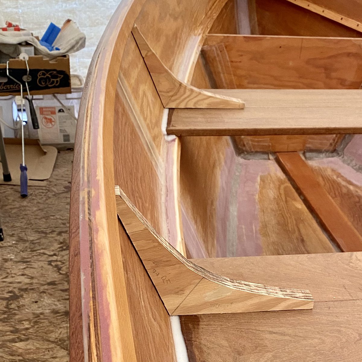 TC_Corner's tweet image. Cut the knees.
•
•
•

#boatbuilding #sailboat #sailing #dory #devlinboat #devlinboats #seaswift #woodworking  #knees #thwarts #skeg #epoxy #spars #stitchandglue #fillets #plywoodboats #jig #jigs #tiller  #centerboard #breasthook