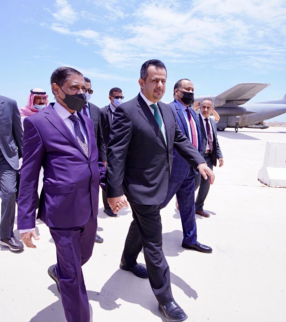 زيارة الحكومة إلى محافظة حضرموت ، مثل هذه الخطوات تؤكد حرص الحكومة على تطبيع الأوضاع الخدمية في المحافظات المحررة وتؤكد التزام الحكومة بمسؤولياتها تجاهها .. خطوة مهمة