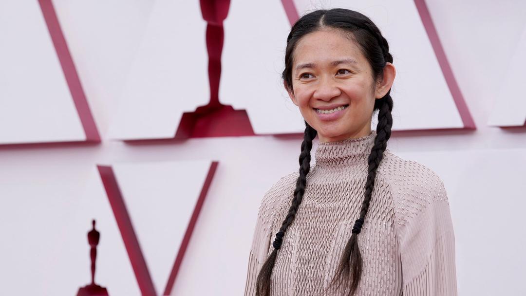 #AcademyAwars|| Chloe Zhao segunda mujer en ganar el #Oscar a la Mejor Dirección, concluye su intervención con sencillas, humildes y poderosas palabras: “La gente es buena al nacer (...)  esto es para todos los que después de nacer tienen el valor de seguir siendo buenos'