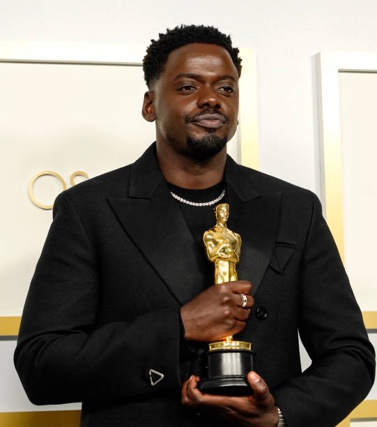 bestofkaluuya's tweet photo. Daniel Kaluuya holding his Best Supporting Actor Oscar https://t.co/kP22FAVtpr