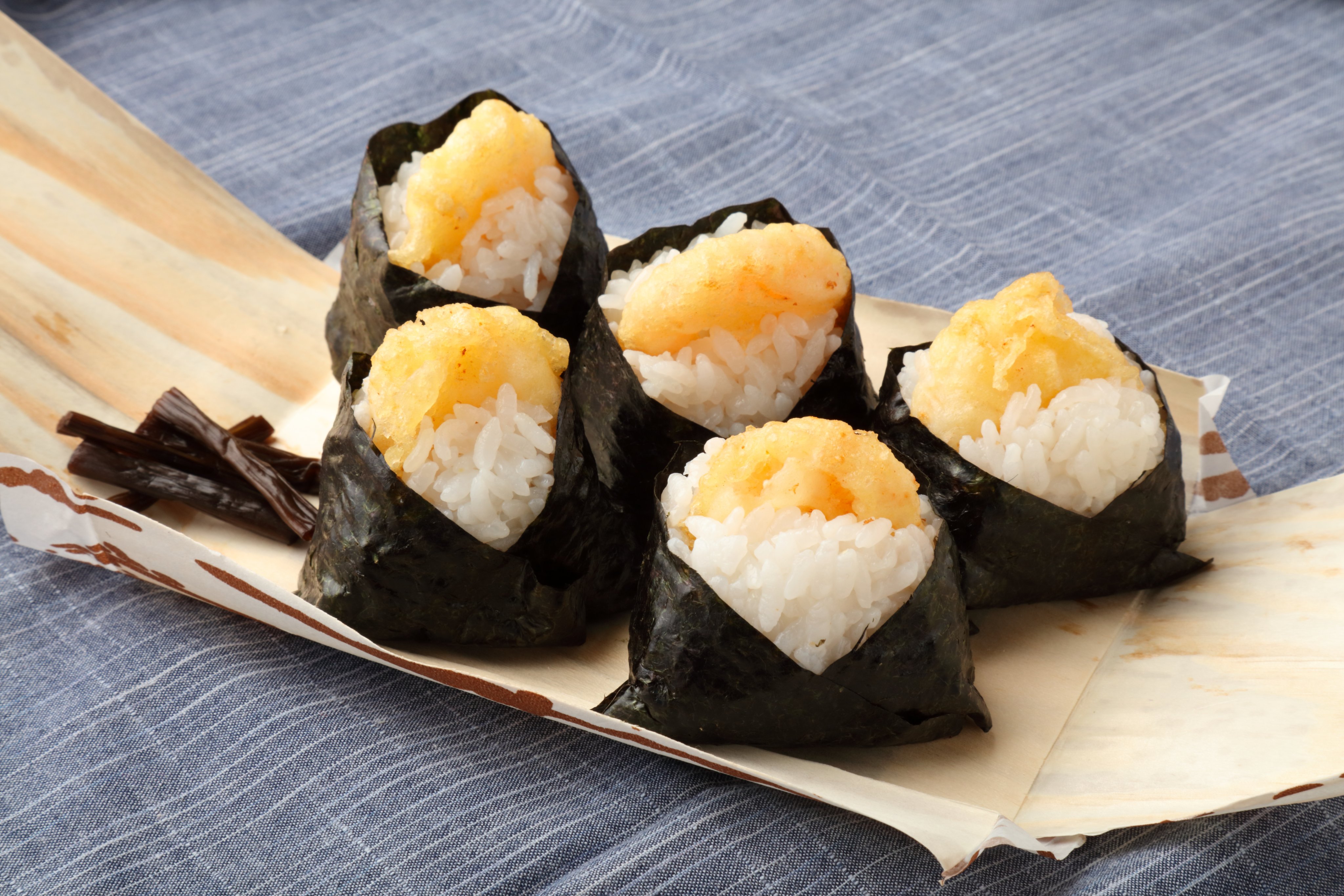 名古屋 名探偵コナン 緋色の弾丸 小エビ天の旨味と 御飯のほのかな塩気が絶妙な天むす 一般的なおむすびの 半分くらいのサイズで食べやすいため 差し入れや小腹が空いた時のおやつなど いろいろなシーンでご活用ください 名探偵コナン 緋色の弾丸