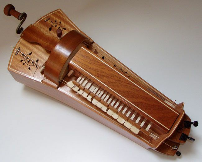 Hurdy gurdy инструмент. Органистр (колесная лира). Колесная арфа. Колесная лира музыкальный инструмент. Музыкальные инструменты ссср.