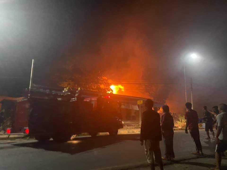 nslwin's tweet photo. LOIKAW, Karenni (Kayah) State: A fire broke out at Daw Ma Ta Ward administrator office on Apr 25 at 11pm. The office was burned to the ground. No injuries reported.

#WhatsHappeningInMyanmar #Apr26Coup #MilkTeaAlliance https://t.co/aCiNnAwEYt
