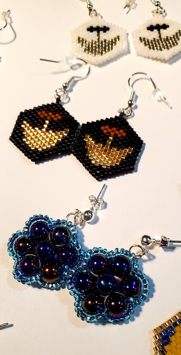 Handcrafted bath bombs with added goat's milk and cloudberry oil. Each Bath Bomb has it's very own Labrador Made Beaded Earrings inside. Earrings are locally made by the talented Lenora Elson
#bathbomb #smallbatch #Indigenousbusiness #beadedearrings