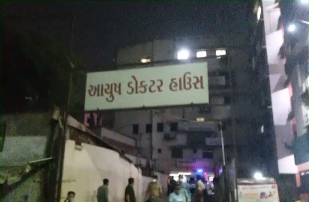 DDNewsGujarati's tweet photo. #Surat શહેરના લાલ દરવાજા ખાતે આવેલ આયુષ #Covid19 #Hospital માં 5મા માળે લાગી આગ 

તાબડતોબ 12 કોરોના દર્દીઓને રેસ્ક્યુ કરી બચાવી લેવાયાં 

કોઈ જાનહાનિ નહીં, તો આગ પર પણ મેળવી લેવાયો કાબૂ 

#FireInGujarat #Gujarat @collectorsurat https://t.co/JhUIJpvab6