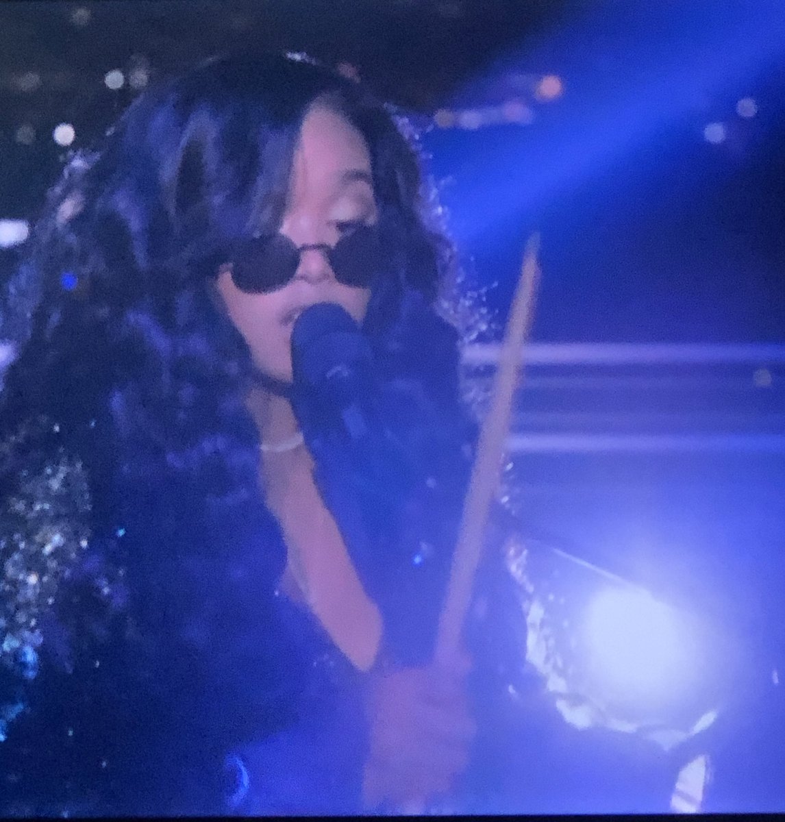 guedrinhaa's tweet photo. ELA CANTANDO E TOCANDO BATERIA MEU DEUS QUE MULHERRRR  #Oscars https://t.co/HsndIddtNi