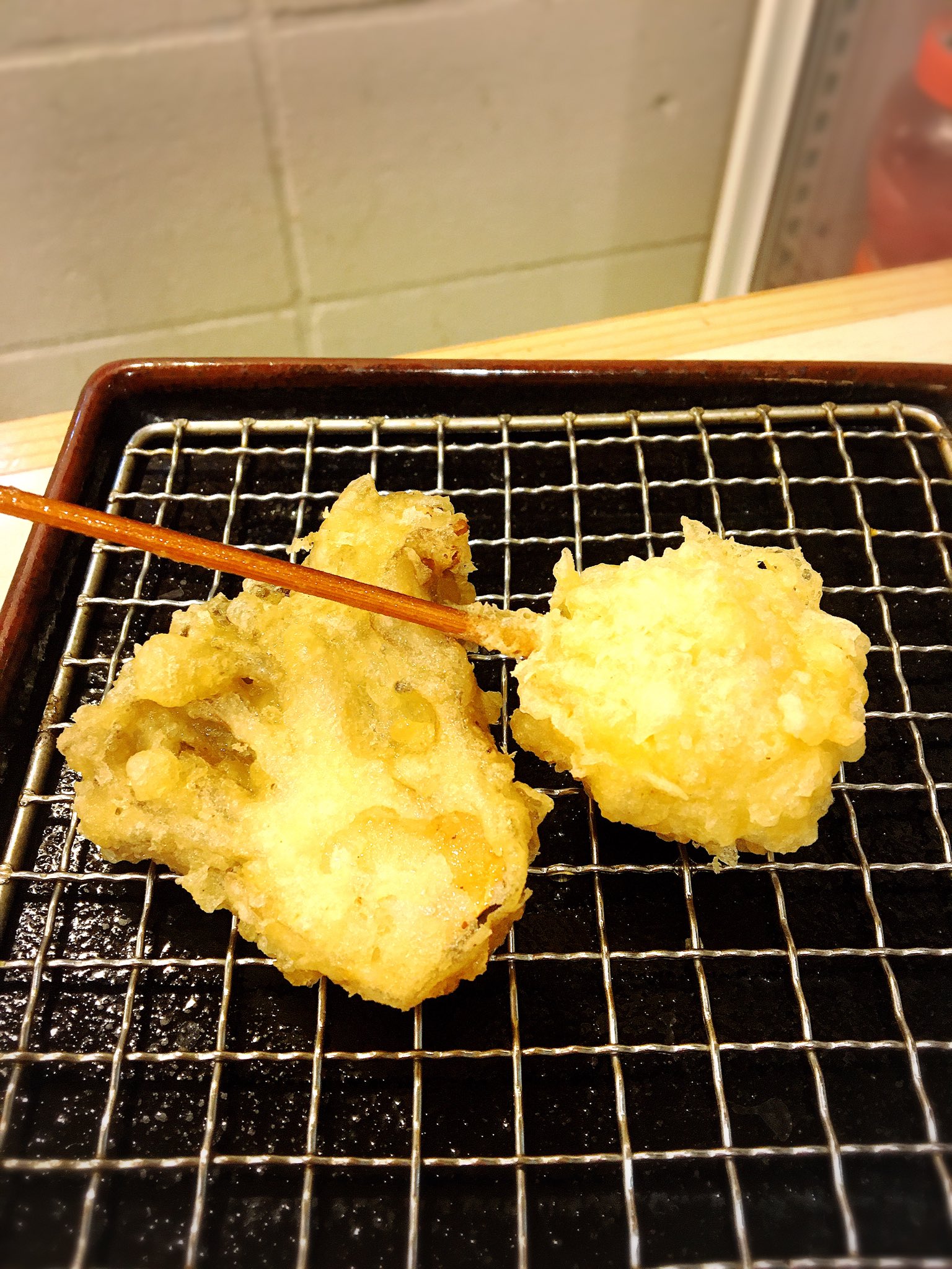 ななじょう 上野 かっちゃん かっちゃんの続き このお店は天ぷら中心の居酒屋でオール立ち飲み せんべろセット が鉄板で 千円札とサイコロを交換 お酒が最大で4杯 天ぷら盛り合わせの大満足な内容 単品での注文もできます 写真は単品で頼んだ
