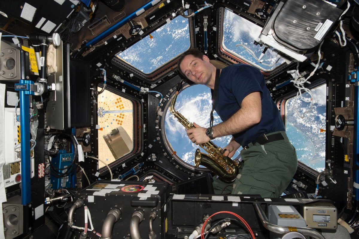 Maintenant que  @Thom_astro a rejoint l’ #ISS, c’est l’occasion de parler de l’une de ses passions : le saxophone. En 2017, un saxophone alto avait pu lui être envoyé par cargo ravitailleur. Il rejoignait alors le club, pas si fermé, des saxtronautes…  #thread  #StoryTime 